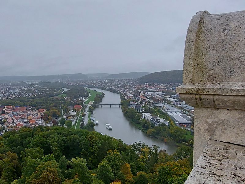 Blick von der Befreiungshalle Kelheim auf Stadt und Donau